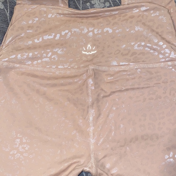 Beyond yoga shiny leopard high waist leggings - Picture 5 of 7